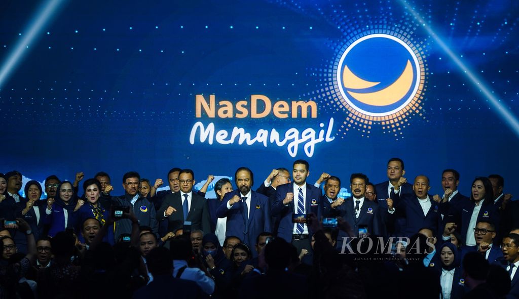 Ketua Umum Partai Nasional Demokrat Surya Paloh (tengah) didampingi calon presiden Pemilu 2024 yang diusung Partai Nasional Demokrat Anies Baswedan (kiri), Ketua Badan Pemenangan Pemilu Prananda Paloh (kanan), beserta seluruh kader partai saat Peluncuran Program Nasdem Memanggil di Ballroom Nasdem Tower, Jakarta, Senin (17/10/2022).
