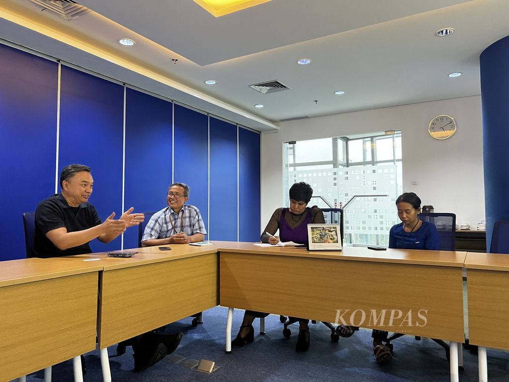 Dino Patti Djalal (kiri), mantan Wakil Menteri Luar Negeri RI yang juga merupakan pendiri Foreign Policy Community Indonesia (FPCI), berdiskusi dengan anggota Desk Internasional Harian <i>Kompas</i> di Menara Kompas, Jakarta, Senin (25/11/2024).