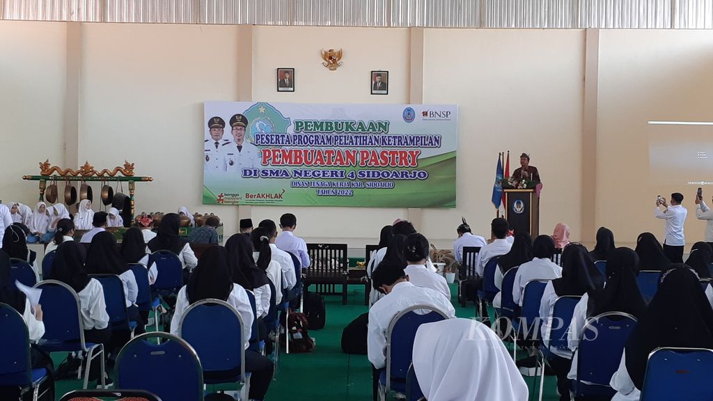 Sebanyak 40 warga korban pemutusan hubungan kerja dan lulusan SMA yang belum bekerja mendapat pelatihan pembuatan kue atau <i>pastry</i> di Sidoarjo, Rabu (31/8/2022). Pelatihan ini untuk mencetak wirausaha baru dan mengatasi tingginya pengangguran karena dampak pandemi Covid-19 lalu.