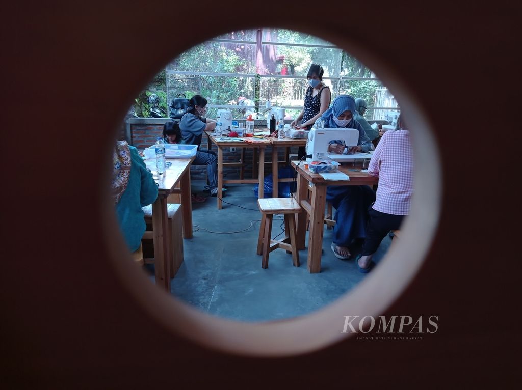 https://assetd.kompas.id/-0985s_iGrGpw1RQrkgZ8KRn_Mo=/1024x766/filters:watermark(https://cdn-content.kompas.id/umum/kompas_main_logo.png,-16p,-13p,0)/https%3A%2F%2Fkompas.id%2Fwp-content%2Fuploads%2F2020%2F09%2F78145dff-1d9a-462f-87a1-ec3921095a9f_jpg.jpg