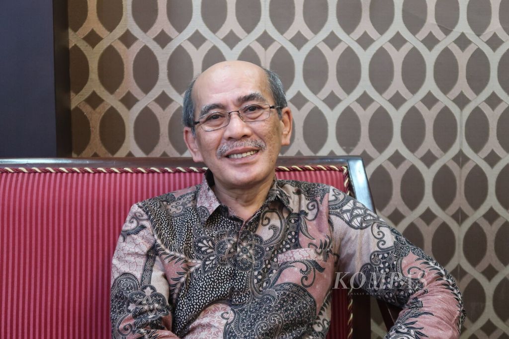 Ahli ekonomi Faisal Basri berpose di Kantor Bupati Lombok Barat yang terletak di Gerung, Nusa Tenggara Barat, Senin (7/11/2022).