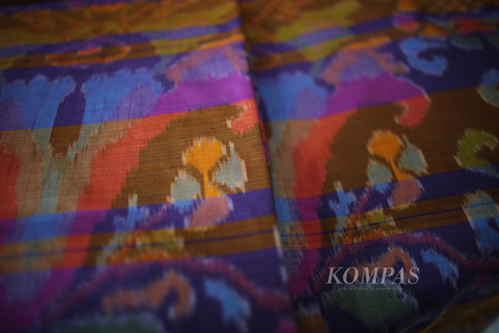  Tenun tradisional kain endek