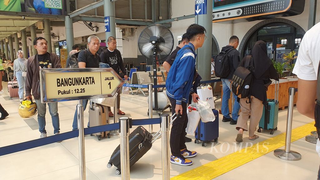 Para penumpang kereta api mengantre masuk ke ruang tunggu Stasiun Pasar Senen, Jakarta Pusat, Kamis (28/3/2024). Gelombang arus mudik Lebaran dari Jakarta mulai terlihat dan kereta api masih menjadi angkutan umum primadona bagi masyarakat untuk pulang ke kampung halaman.