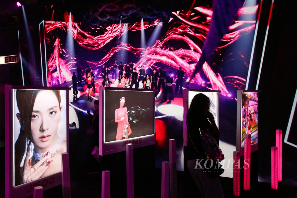 Pengunjung berfoto di salah satu sudut area pameran dan <i>pop-up store </i>dari girl group asal Korea Selatan, Blackpink, di Senayan Park, Jakarta Pusat, Jumat (10/3/2023). Pameran dan <i>pop-up store </i>Blackpink ini pertama kali di Indonesia.
