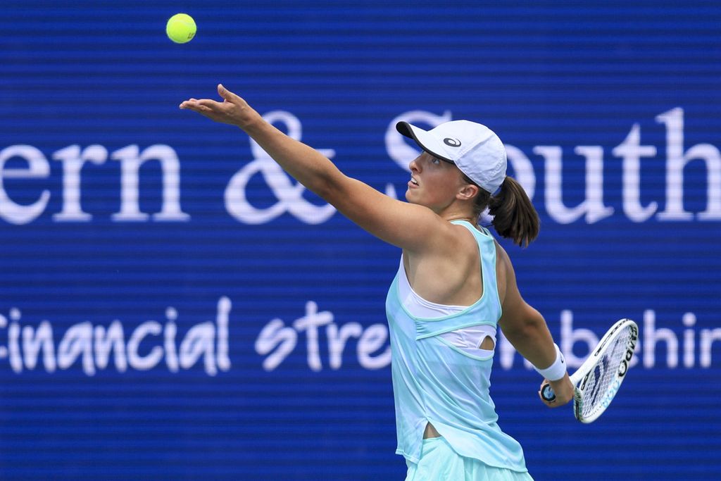 Iga Swiatek, petenis Polandia, melayangkan pukulan servis saat menghadapi Madison Keys (Amerika Serikat) pada babak ketiga turnamen WTA 1000 Cincinnati di Ohio, AS, Kamis (18/8/2022) waktu setempat. Swiatek takluk, 3-6, 4-6.