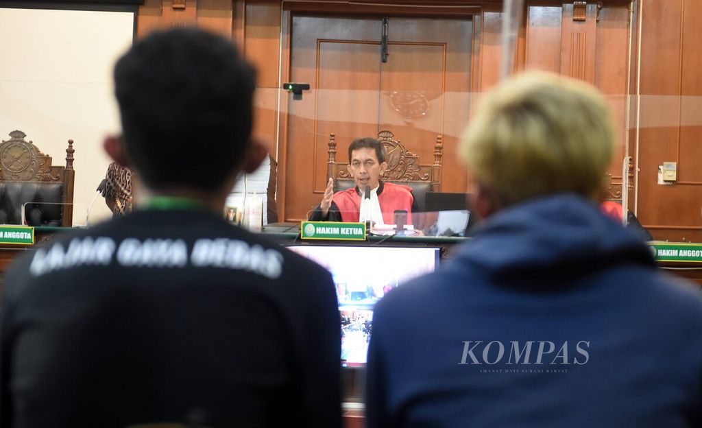 Hakim utama Abu Achmad Sidqi Amsya memberikan arahan kepada saksi sebelum dimulainya sidang lanjutan kasus Tragedi Kanjuruhan yang menghadirkan terdakwa Ketua Panpel Arema FC Abdul Haris (kiri) dan <i>security officer </i>Suko Sutrisno di Pengadilan Negeri (PN) Surabaya, Jawa Timur, Kamis (19/1/2023). 