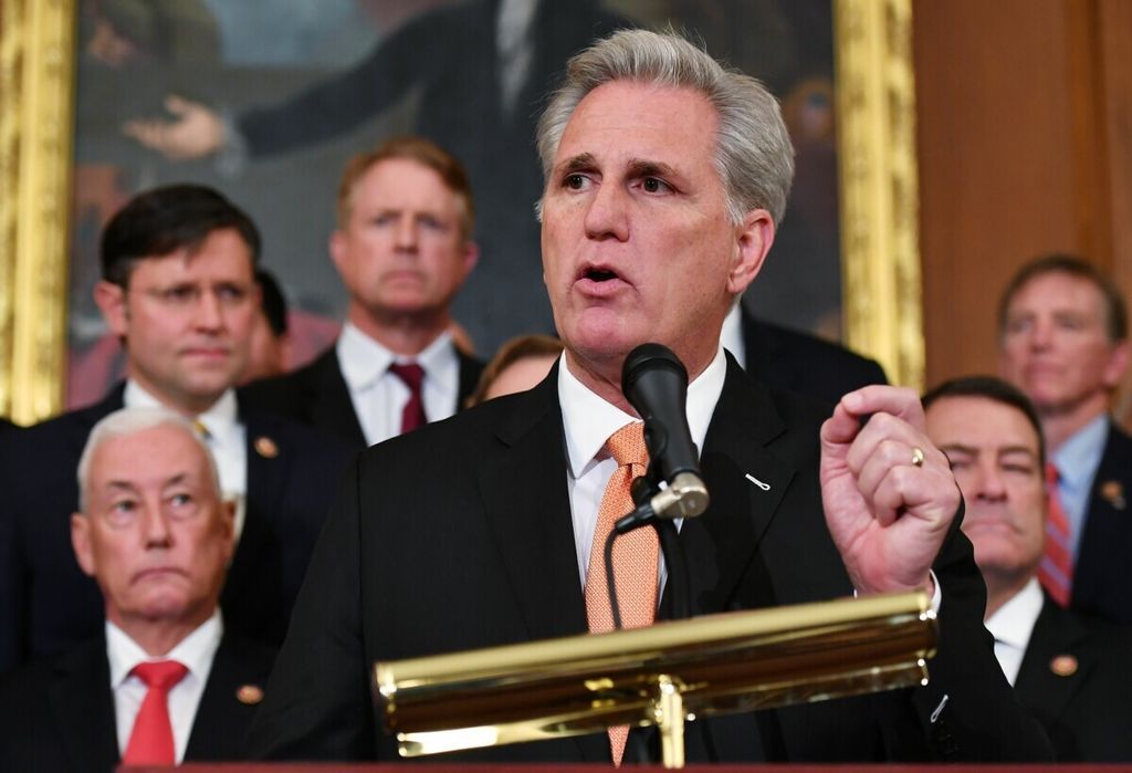 Politisi Republikan Amerika Serikat  Kevin McCarthy, Republik California, berbicara dalam konferensi pers mengenai proses pemakzulan di Ruang Rayburn dari US Capitol di Washington, DC pada tanggal 31 Oktober 2019.  McCarthy berusaha menggalang dukungan untuk menjadi ketua DPR AS. Sayangnya, hingga Kamis (5/1/2023), ia tetap belum mampu menggalang dukungan minimal untuk bisa menjadi ketua.