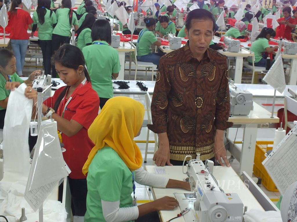 Presiden Joko Widodo tampak berbincang dengan salah seorang pekerja pabrik tekstil di PT Nesia Pan Pacific Clothing di Kabupaten Wonogiri, Jawa Tengah, Jumat (22/1/2016). Pada kesempatan itu, Presiden meresmikan peluncuran Program Investasi Menciptakan Lapangan Kerja III, meresmikan pabrik PT Nesia Pan Pacific Clothing, serta peresmian Akademi Komunitas Tekstil dan Produk Tekstil Surakarta.