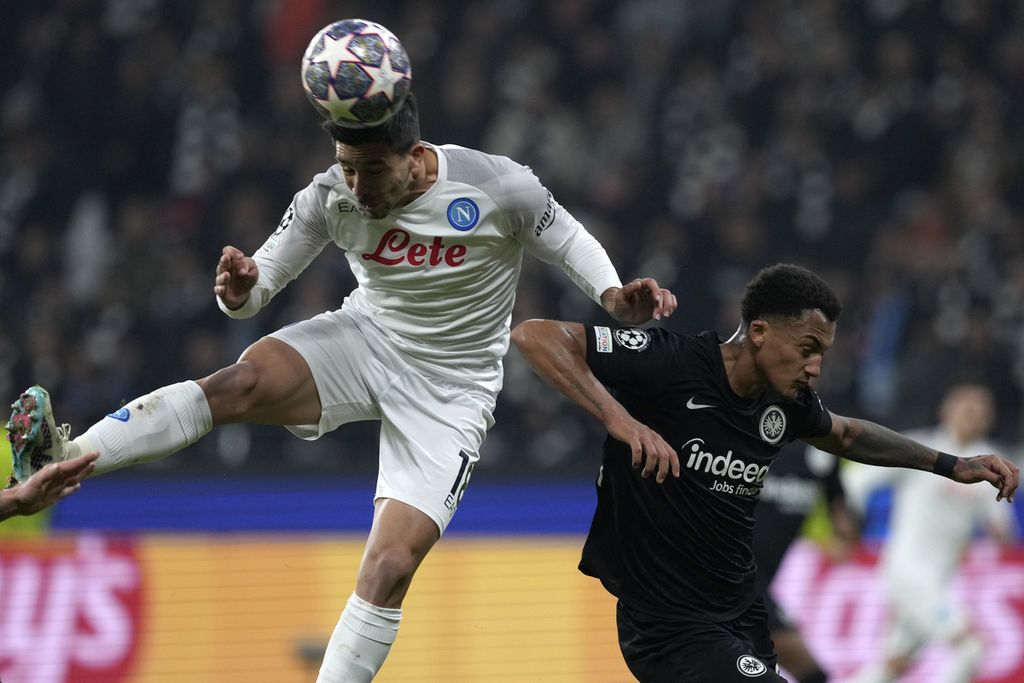 Pemain Napoli Giovanni Simeone (kiri) menyundul bola di depan pemain Eintracht Frankfurt Tuta, pada pertandingan pertama babak 16 besar Liga Champions antara Eintracht Frankfurt dan Napoli di Frankfurt, Jerman, Rabu (22/2/2023) dini hari WIB. Napoli mengalahkan Frankfurt, 2-0.