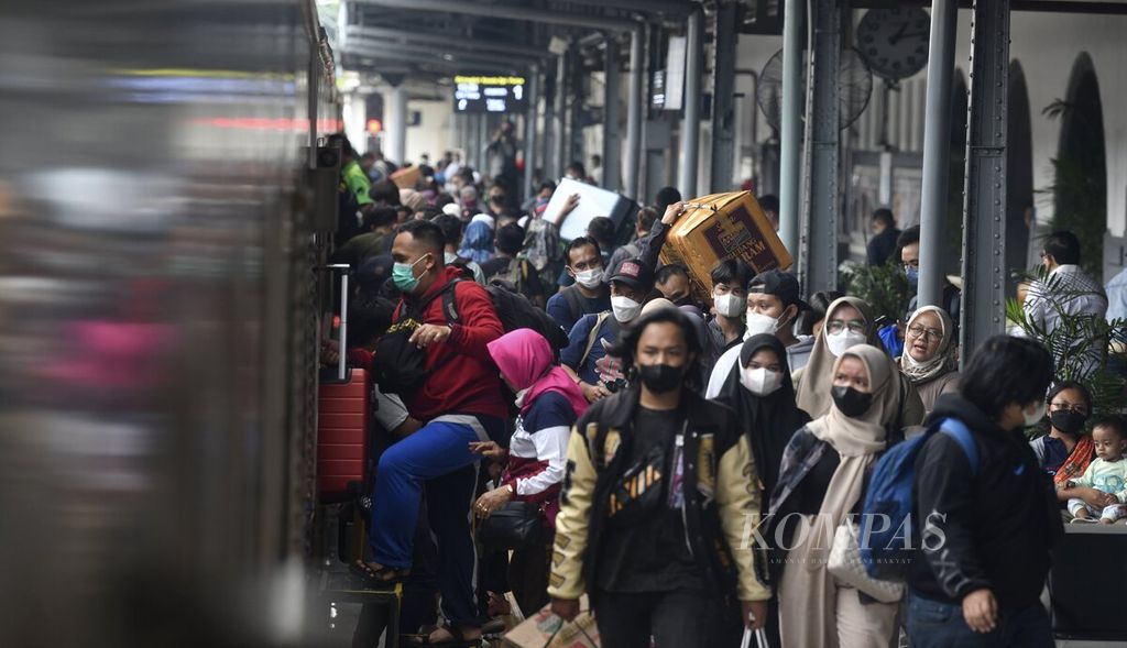 Penumpang kereta api bersiap masuk ke gerbong kereta saat KA Brantas dengan tujuan Blitar telah tersedia di Stasiun Pasar Senen, Jakarta, Kamis (22/12/2022). Memasuki libur Natal dan Tahun Baru yang juga bersamaan dengan libur sekolah jumlah penumpang kereta api yang akan bepergian ke sejumlah kota mengalami peningkatan. Pada angkutan Natal dan Tahun Baru 2022/2023 PT Kereta Api Indonesia (Persero) menyediakan 5,5 juta tempat duduk bagi penumpang kereta api. Hingga Rabu (21/12/2022) telah terjual 916 ribu tiket kereta api jarak jauh dari 2,4 juta tiket kereta api jarak jauh yang disediakan. PT KAI juga menyiapkan posko angkutan Natal dan Tahun Baru yang akan melayani masyarakat pada periode 22 Desember 2022-8 Januari 2023. KOMPAS/RADITYA HELABUMI 22-12-2022
