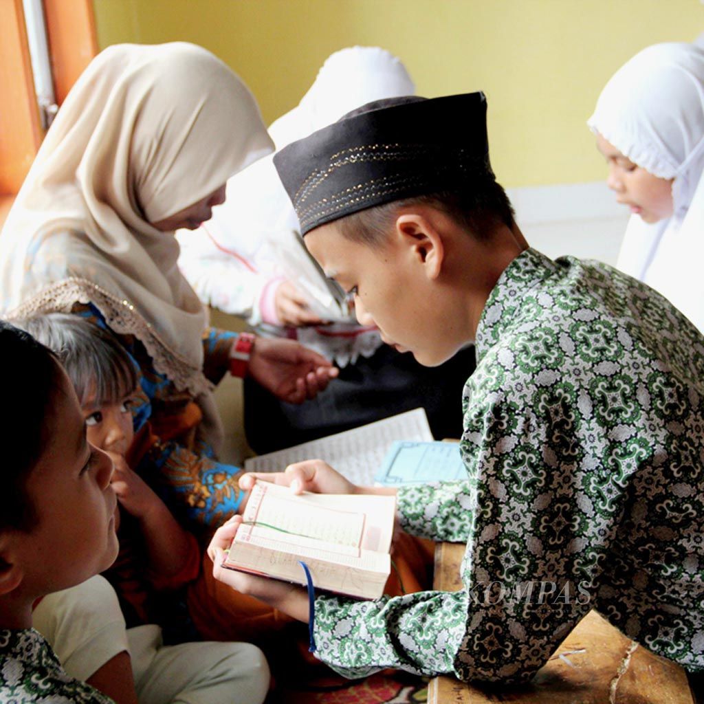 Murid-murid surau Gadang Haji Miskin di Nagari Pandai Sikek di Kecamatan Sepuluh Koto, Kabupaten Tanah Datar, sedang mengaji Al Quran dibimbing gurunya, pekan lalu. Surau di Minangkabau memiliki sejarah panjang dan telah melahirkan banyak tokoh bangsa.