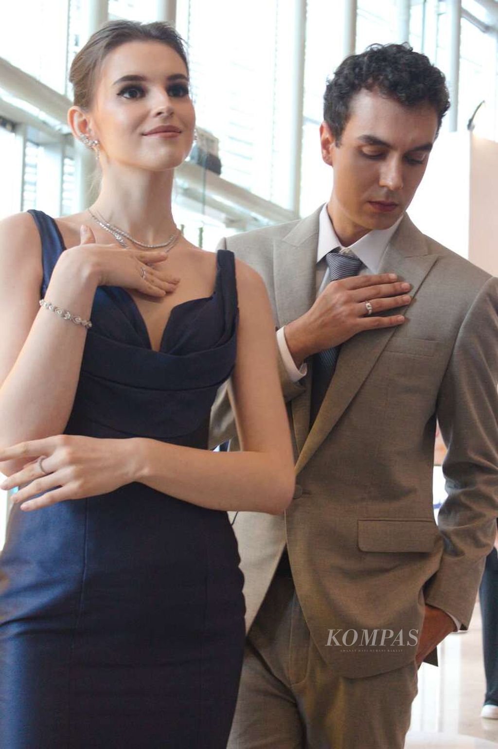 Model memeragakan cincin pernikahan dalam acara peluncuran koleksi perhiasan Ahvagary di tengah pameran Bridestory Market, Jumat (3/3/2023), di ICE BSD, Tangerang. 