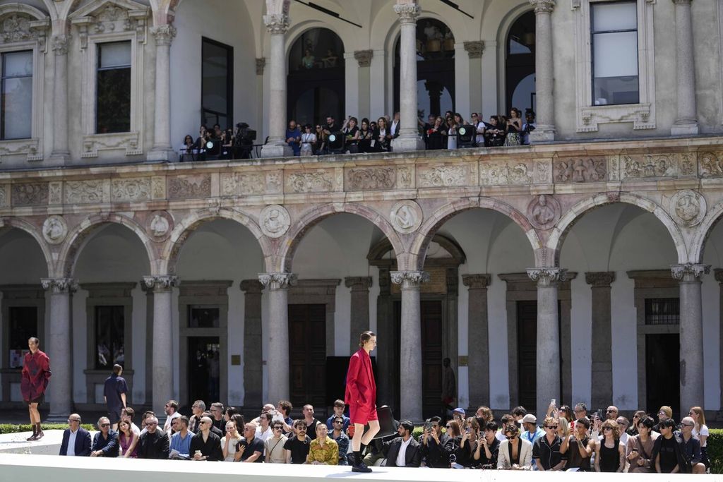 Para model berjalan di landas peraga yang menampilkan koleksi Valentino untuk musim semi/panas 2024 di Milan, Italia, Jumat (16/6/2023).