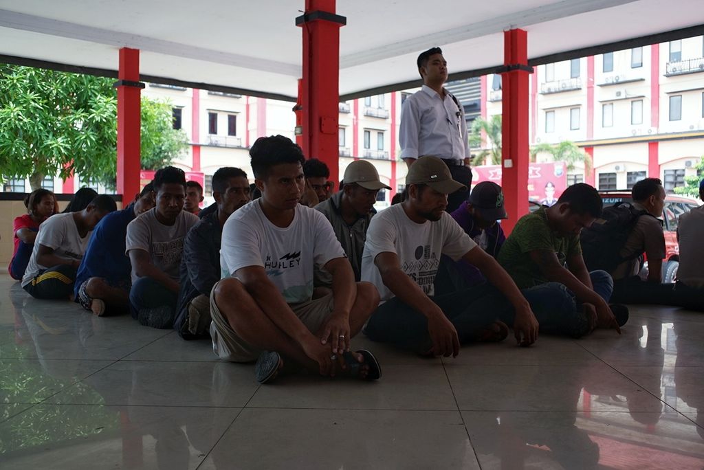  A total of 29 illegal migrant workers from East Nusa Tenggara were rescued by the Riau Islands Police at Kijang Harbor, Bintan, Riau Islands, Monday (26/8/2019)..