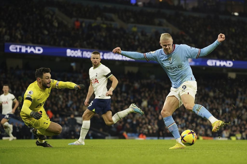 Pemain Manchester City, Erling Haaland (kanan), mencoba mencetak gol, tetapi digagalkan kiper Tottenham Hotspur Hugo Lloris pada laga Liga Inggris di Stadion Etihad, Jumat (19/1/2023) dini hari WIB. Pada laga itu, City menang 4-2.