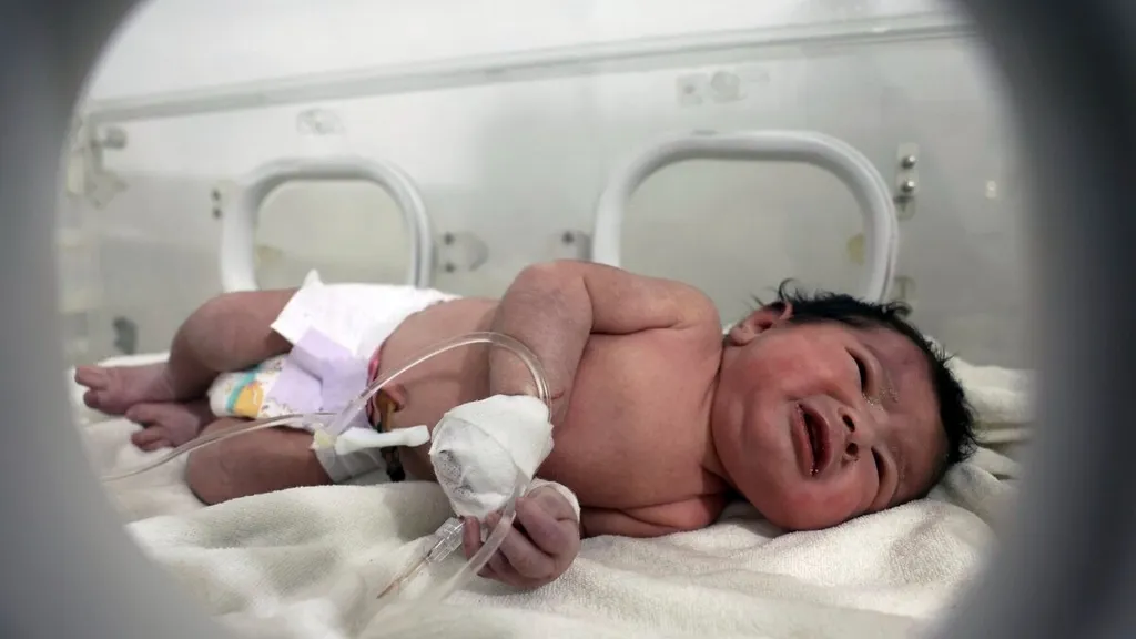 A baby girl who was born under the rubble caused by an earthquake that hit Syria and Turkey receives treatment inside an incubator at a children's hospital in the town of Afrin, Aleppo province, Syria, Tuesday, Feb. 7, 2023. Residents in the northwest Syrian town discovered the crying infant whose mother gave birth to her while buried underneath the rubble of a five-story apartment building levelled by this week&acirc;s devastating earthquake, relatives and a doctor say. (AP Photo/Ghaith Alsayed) Seorang bayi perempuan yang lahir di bawah reruntuhan akibat gempa bumi yang melanda Suriah dan Turki menjalani perawatan di rumah sakit anak di Kota Afrin, Provinsi Aleppo, Suriah, Selasa (7/2/2023). Bayi yang baru dilahirkan itu ditemukan di bawah puing-puing gedung apartemen berlantai lima yang runtuh oleh gempa. Saat ditemukan bayi itu masih terikat tali pusar ibunya yang telah meninggal.