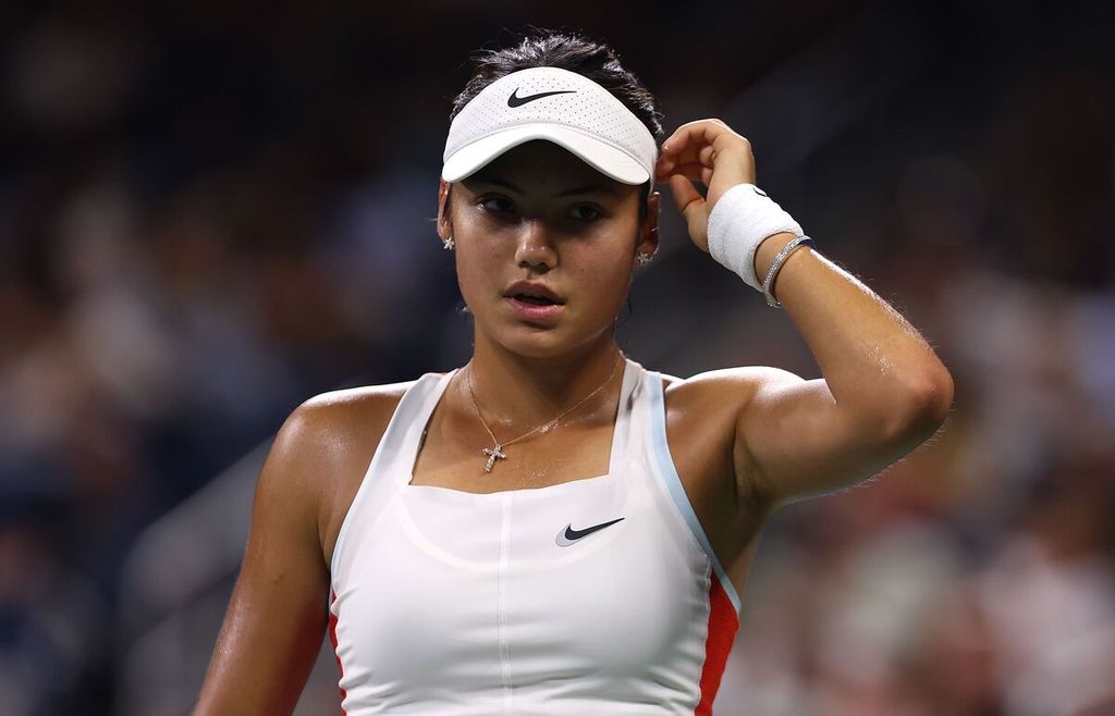 Ekspresi petenis Inggris Emma Raducanu saat gagal meraih poin dari petenis Perancis Alize Cornet pada laga babak pertama turnamen AS Terbuka, Rabu (31/8/2022) pagi WIB di di Pusat Tenis Nasional Billie Jean King, Flushing Meadows, New York. Raducanu kalah dengan skor 3-6, 3-6. 