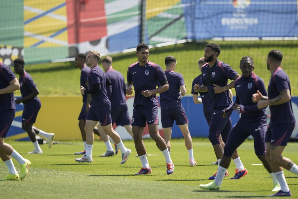 Pemain Inggris berlatih bersama di markas tim di Blankenhein, Jerman, Selasa (9/7/2024). Belanda dan Inggris akan berhadapan dalam semifinal Piala Eropa 2024, Kamis (11/7/2024) pukul 02.00 WIB.