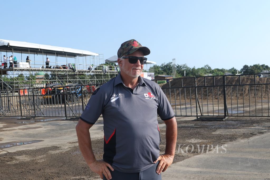Desainer sirkuit motokros, Greg Atkins asal Selandia Baru.