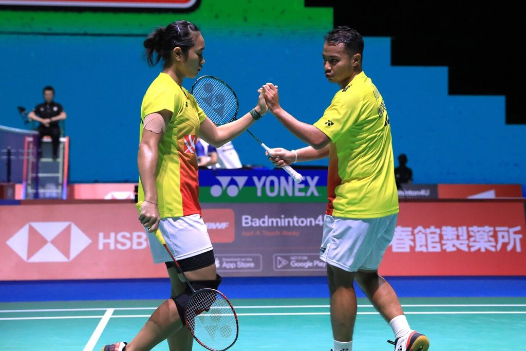 Rehan Naufal Kusharjanto (kanan) dan Lisa Ayu Kusumawati saat berlaga melawan Lee Jhe Huei/Hsu Ya-Ching (Taiwan) pada babak pertama nomor ganda campuran Kejuaraan Dunia Bulu Tangkis 2022 di Tokyo Metropolitan Gymnasium, Tokyo, Jepang, Senin (22/8/2022). Rehan/Lisa menang 21-14,21-9 dalam debut mereka di Kejuaraan Dunia.