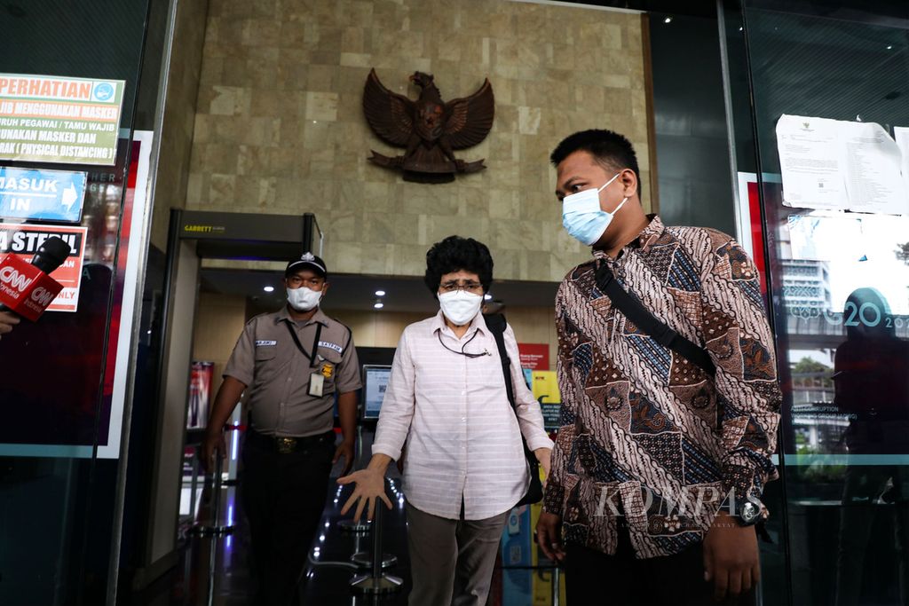 Anggota Dewan Pengawas Komisi Pemberantasan Korupsi (KPK), Albertina Ho, saat akan meninggalkan Gedung KPK, Jakarta, Kamis (21/4/2022). 