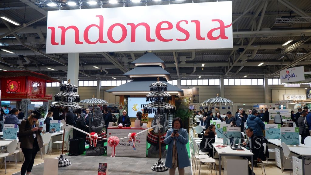 Paviliun Indonesia pada ITB Berlin 2023 bernuansakan Bali, dengan Meru atau arsitektur khas Bali yang menjulang di bagian depan. Aroma rempah, yakni lemon dan lemongrass (serai), dari Rumah Atsiri mengharumkan seluruh paviliun.