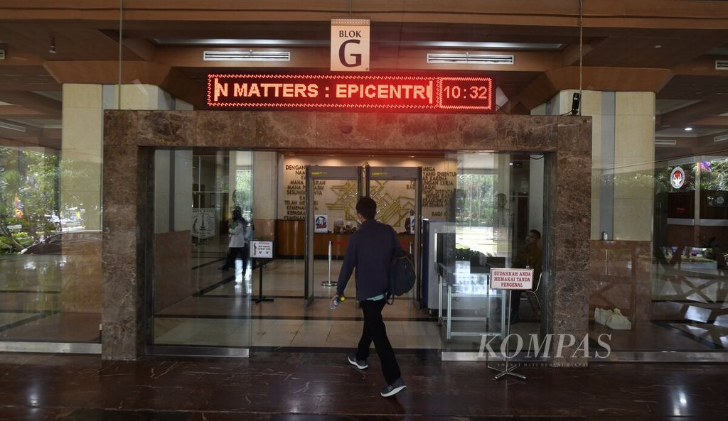Suasana hari pertama masuk kerja para pegawai di lingkungan Pemerintah Provinsi DKI Jakarta di kompleks Balai Kota Jakarta setelah cuti bersama Lebaran bagi aparatur sipil negara berakhir, Rabu (26/4/2023). 