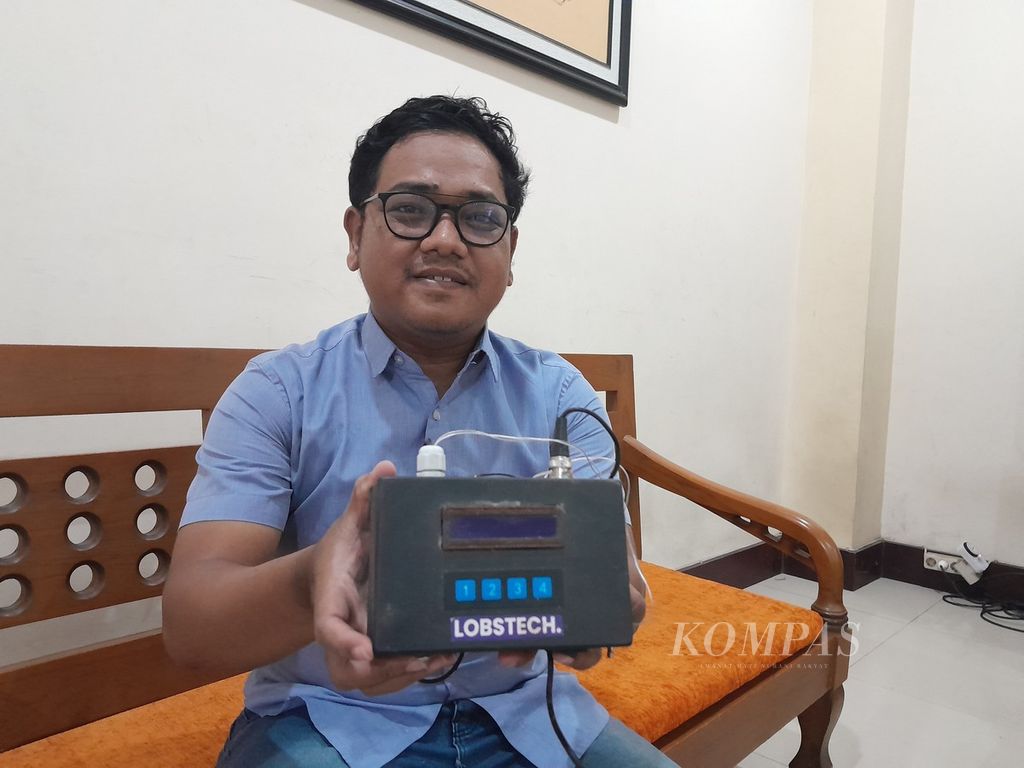 Hendra (31) bersama Lobstech, alat untuk monitor kondisi air laut guna mendukung pembudidaya lobster yang dia kembangkan bersama rekannya, Senin (4/11/2024).