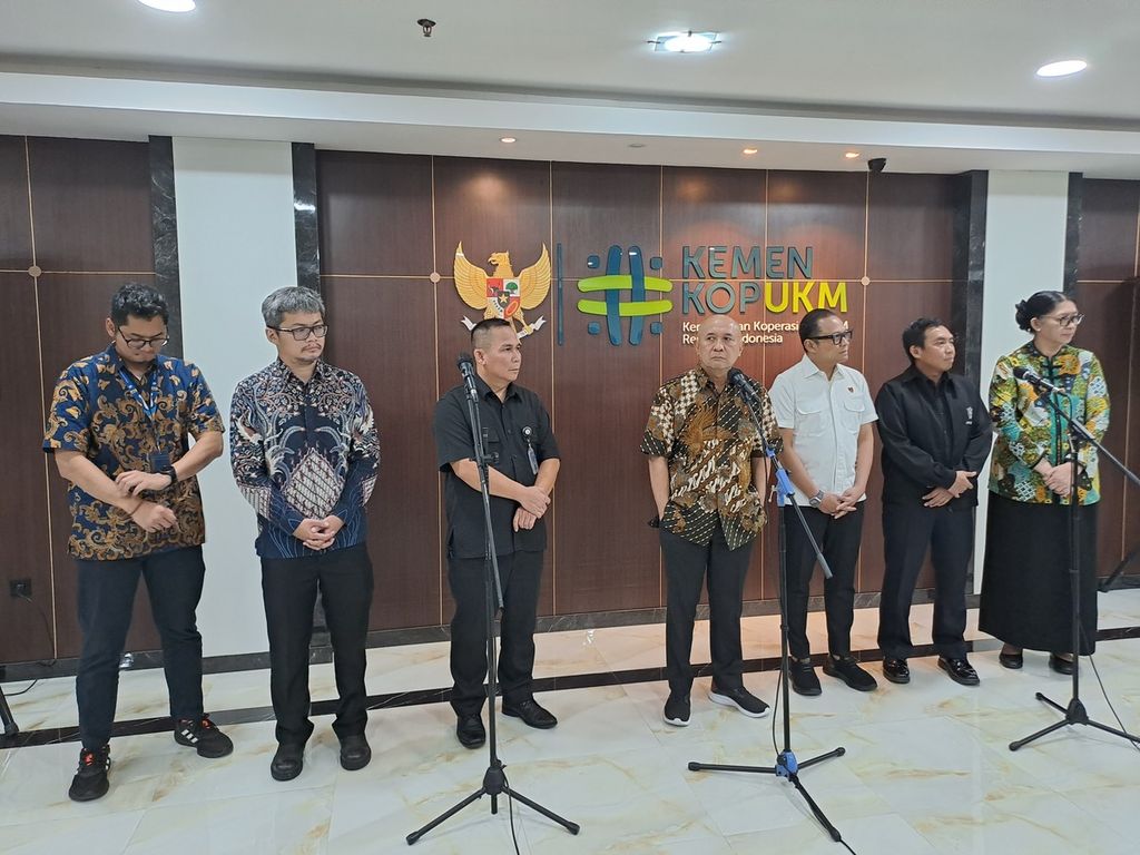 Menteri Koperasi dan UKM Teten Masduki (tengah) dalam jumpa Pers seusai rapat bersama Kementerian dan Lembaga dengan tema ”Penanganan Konten dan Penjualan Impor Pakaian Bekas Melalui E-Commerce, Market Place, Social Commerce, dan Media Sosial”, di Kantor Kementerian Koperasi dan UKM, Jakarta, Kamis (6/4/2023).
