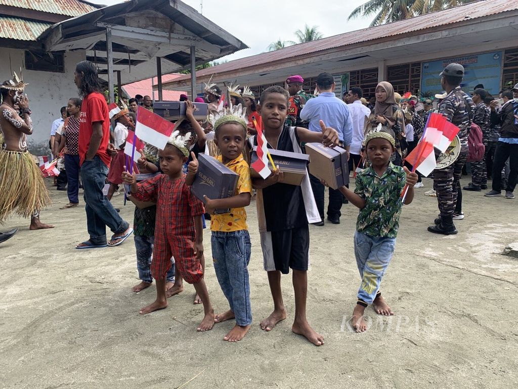 Kementerian Sosial memberikan bantuan sosial bagi masyarakat di Pulau Brasi, Kampung Mapia, Distrik Supiori Barat, Kabupaten Supiori, Papua, Selasa (12/9/2023). Pulau Brasi masuk dalam bagian Kepulauan Mapia yang merupakan salah salah pulau terluar Indonesia di ujung utara Indonesia.