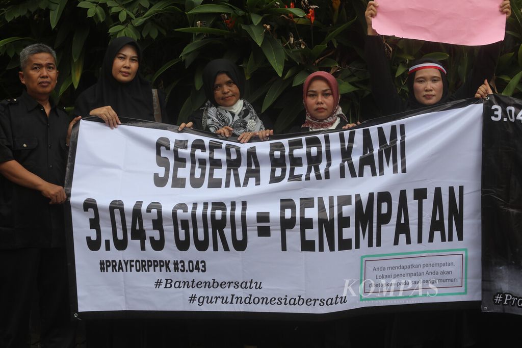 Sejumlah guru kontrak pegawai pemerintah dengan perjanjian kerja (PPPK) menggelar aksi di depan Gedung Kemendikbudristek, Jakarta, Jumat (10/3/2023). Mereka memprotes pembatalan penempatan 3.043 guru prioritas 1 beberapa hari menjelang pengumuman kelulusan seleksi guru PPPK serta menuntut kejelasan soal penempatan tersebut. 