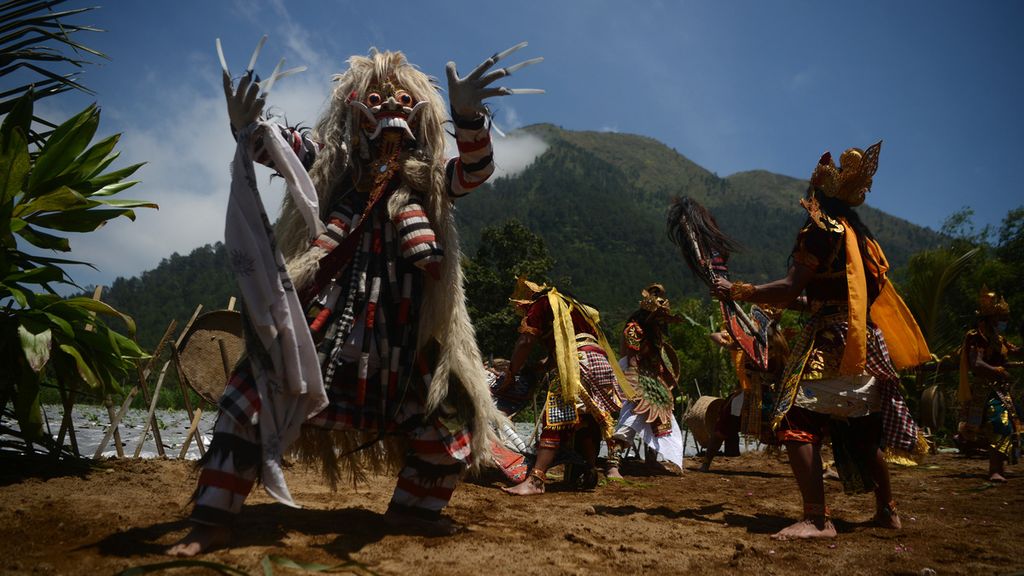 Anggota kelompok seni Bekso Turonggo Mudo beraksi di ladang yang dijadikan panggung pentas seni di Dusun Mantran Wetan, Desa Girirejo, Ngablak, Magelang, Jawa Tengah, Minggu (10/10/2021). Pentas kolaborasi sejumlah seniman dari sejumlah wilayah yang tergabung dalam Komunitas Lima Gunung itu merupakan bagian dari rangkaian acara Festival Lima Gunung yang ke-20.