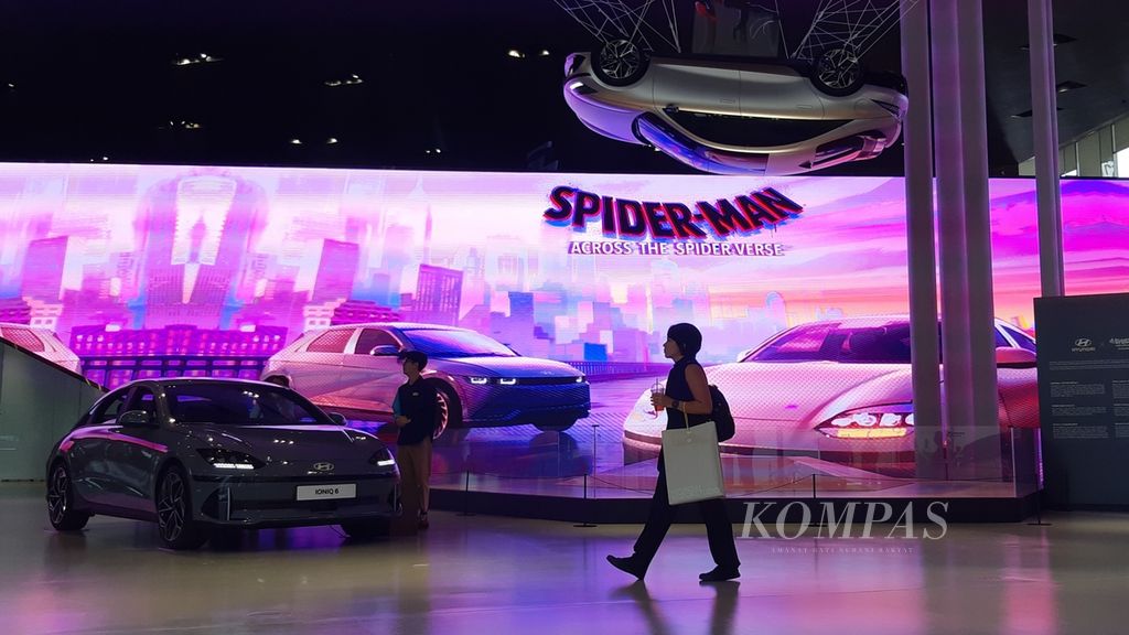 Hyundai Ioniq 6 dipamerkan di Hyundai Motor Studio, Goyang, Korea Selatan, Rabu (12/7/2023). Ioniq 6 merupakan mobil listrik yang diluncurkan dengan dua kapasitas baterai yang berbeda, yaitu 53 kWh dan 77,4 kWh, dan diklaim mampu menempuh jarak 610 kilometer dalam sekali pengecasan.