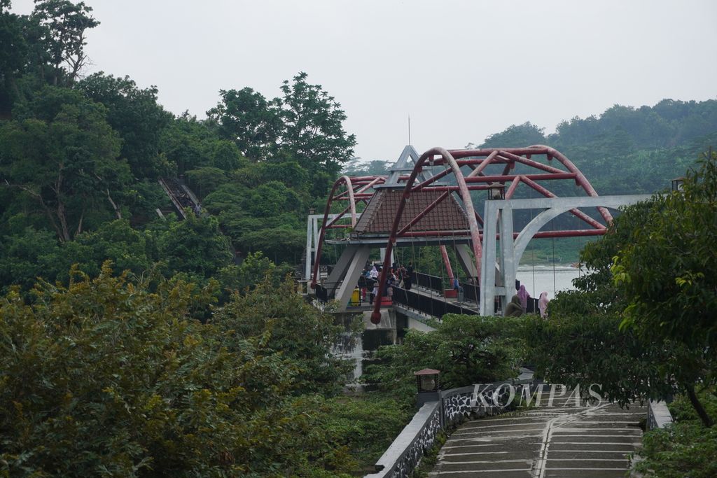 Suasana di sekitar Goa Kreo, Kecamatan Gunungpati, Kota Semarang, Jawa Tengah, Minggu (29/12/2024). Di masa libur Natal 2024 dan Tahun Baru 2025, rata-rata jumlah pengunjung mencapai 500 orang per hari. Jumlah itu disebut menurun dari rata-rata pengunjung di masa libur Natal dan Tahun Baru sebelumnya yang mencapai 700 orang per hari. Penurunan jumlah kunjungan dinilai terjadi karena pengaruh cuaca. 
