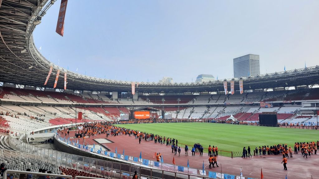 Sejumlah peserta Mayday Fiesta 2022 bertahan di lokasi peringatan di Stadion Gelora Bung Karno, Jakarta Pusat, meski acara sudah selesai. Acara yang berlangsung, Sabtu (14/5/2022) itu diikuti setidaknya 50.000 buruh dan mendapatkan apresiasi dari Kapolri Jenderal (Pol) Listyo Sigit Prabowo. Kapolri mengapresiasi acara yang berlangsung damai itu.
