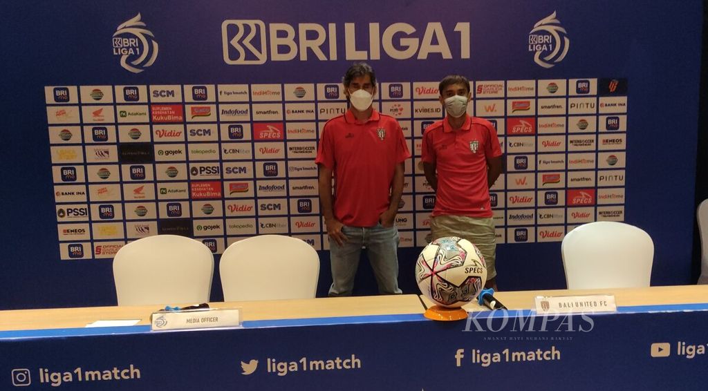 Pelatih Bali United Alessandro Stefano Cugurra Rodrigues (kiri) dan pemain Bali United, Fadil Sausu (kanan), berfoto seusai jumpa pers di Kuta, Badung, Bali, Kamis (29/9/2022). Bali United akan menjamu Persikabo 1973 dalam laga lanjutan BRI Liga 1 2022/2023 di Stadion Kapten I Wayan Dipta, Gianyar, Jumat (30/9/2022).