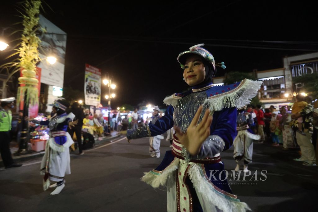Atraksi seni dari sejumlah sekolah menyemarakkan acara Borobudur Marathon Menyapa di Jalan Medang Kamulan, kawasan Candi Borobudur, Magelang, Jawa Tengah, Sabtu (18/3/2023). 