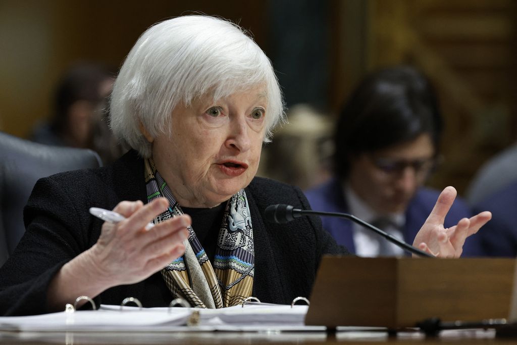 Menteri Keuangan AS Janet Yellen mengungkapkan proposal anggaran federal pemerintahan Presiden Joe Biden untuk tahun fiskal 2024 di hadapan Komite Keuangan Senat di Dirksen Senate Office Building di Capitol Hill, 16 Maret 2023 di Washington DC. 