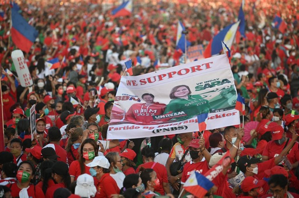 Pendukung Ferdinand Marcos Jr. dan Sara Duterte di Paranaque City, Manila, Sabtu (7/5/2022).