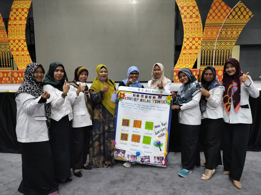 <p>Guru-guru SD di Kabupaten Muara Enim, Sumatera Selatan, menunjukkan media belajar Matematika di acara Fetival Matematika pada Sabtu (18/12/2021). Para guru didampingi komunitas Gerakan Nasional Pemberantasan Buta Matematika (Gernas Tastaka) untuk membuat pembelajaran Matematika di SD bernalar dan menyenangkan.</p>