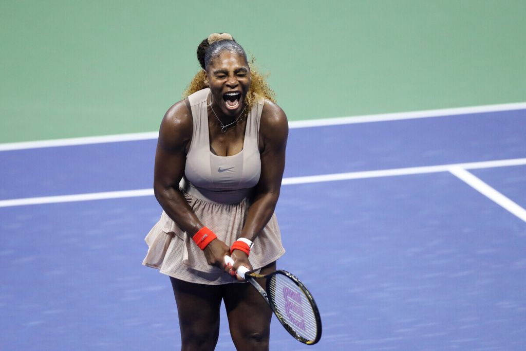 Reaksi petenis Serena Williams saat pertandingan melawan petenis Belarus, Victoria Azarenka, pada pertandingan semifinal AS Terbuka di USTA Billie Jean King National Tennis Center, New York, 10 September 2021. Serena berencana untuk meninggalkan dunia tenis profesional setelah 27 tahun bersaing di arena tenis profesional.