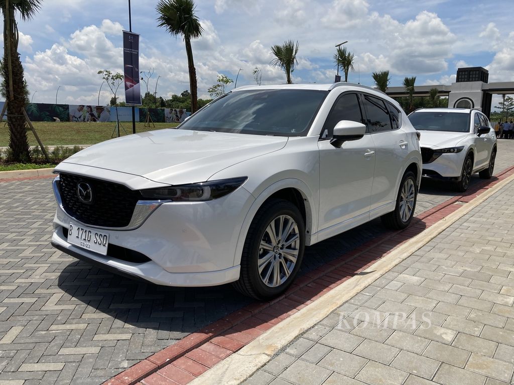 Mazda CX-5 AWD berwarna <i>rhodium white</i>. Dua model edisi terbatas Mazda, yakni Mazda CX-5 AWD dan Mazda 6 Artisan Red Premium, diuji singkat di kawasan BSD City, Tangerang, Banten, Selasa (7/3/2023).