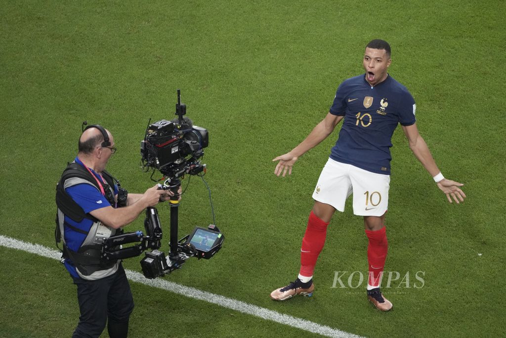 Pemain Perancis, Kylian Mbappe, merayakan gol yang dicetak ke gawang Polandia dalam pertandingan babak 16 besar Piala Dunia 2022 di Stadion Al Thumama, Qatar, Minggu (4/12/2022). Mbappe mencetak dua gol dalam pertandingan dan membantu Perancis mengalahkan Polandia 3-1.