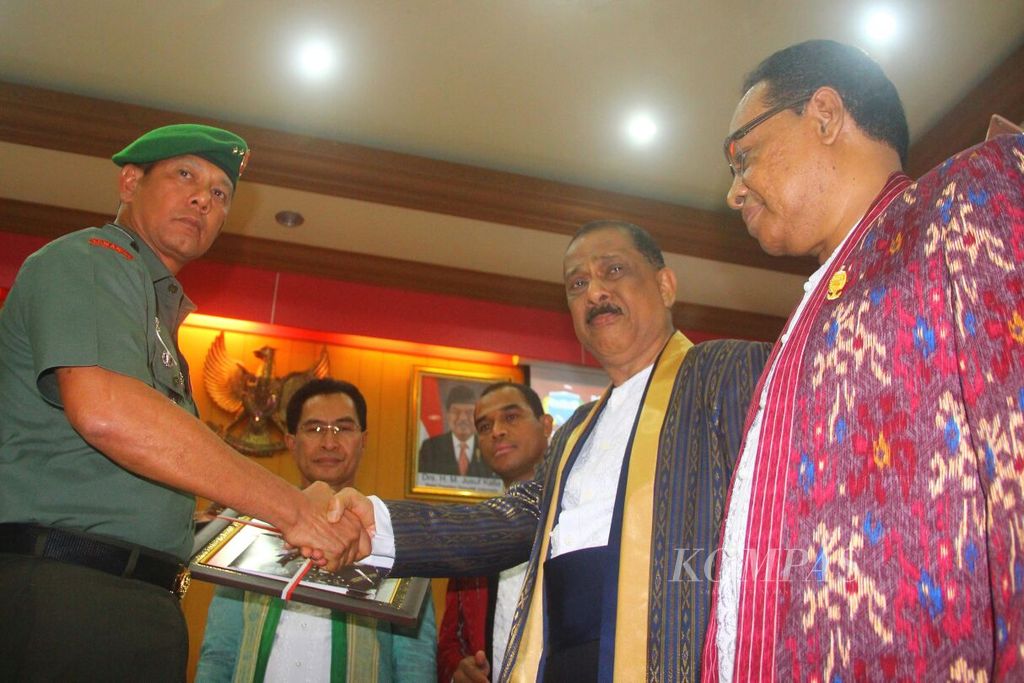 https://assetd.kompas.id/-y95fGCYHvooj0IPTgHD5f_22IE=/1024x683/filters:watermark(https://cdn-content.kompas.id/umum/kompas_main_logo.png,-16p,-13p,0)/https%3A%2F%2Fkompas.id%2Fwp-content%2Fuploads%2F2017%2F11%2FWhatsApp-Image-2017-11-18-at-09.52.26.jpeg