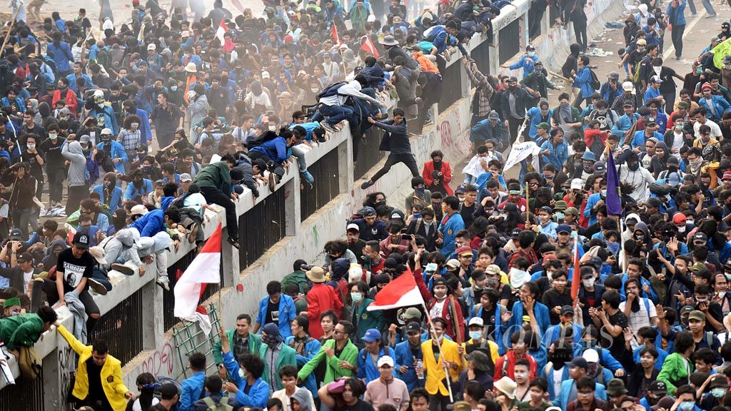 https://assetd.kompas.id/-ypXfHpN2BedQppXtt_lRCHmWME=/1024x576/filters:watermark(https://cdn-content.kompas.id/umum/kompas_main_logo.png,-16p,-13p,0)/https%3A%2F%2Fkompas.id%2Fwp-content%2Fuploads%2F2019%2F11%2FUnjuk-Rasa-Menolak-RKUHP-dan-UU-KPK_84929007_1573744097.jpg