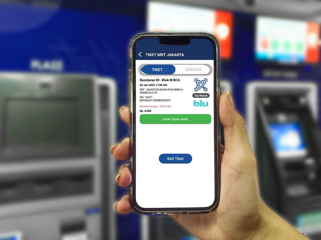Blu by BCA Digital pada aplikasi MRT Jakarta yang diperlihatkan pada acara Konferensi pers MRT Jakarta x blu by BCA Digital di Stasiun Blok M, Jakarta Selatan, Senin (30/1/2023).