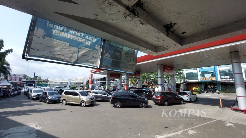 Suasana SPBU Pertamina di Karang Tengah, Tangerang, Banten, menjelang pemberlakuan penyesuaian harga (3/9/2022). Pemerintah resmi menyesuaikan harga BBM subsidi jenis Pertalite, Solar dan BBM nonsubisidi jenis Pertamax. Harga Pertamax naik dari Rp 12.500 menjadi Rp 14.500. 