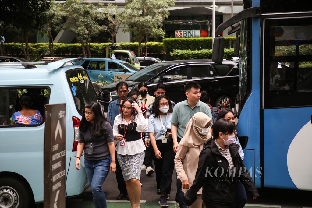 Karyawan menyeberang jalan Prof Dr Satrio di kawasan Kuningan, Jakarta Selatan saat jam makan siang, Selasa (27/2/2024). Para karyawan ini adalah potret kelas menengah Indonesia. Kelas menengah dengan gaji terbatas bersiasat untuk mencukupi kebutuhan sehari-hari dan menabung untuk masa depan. 