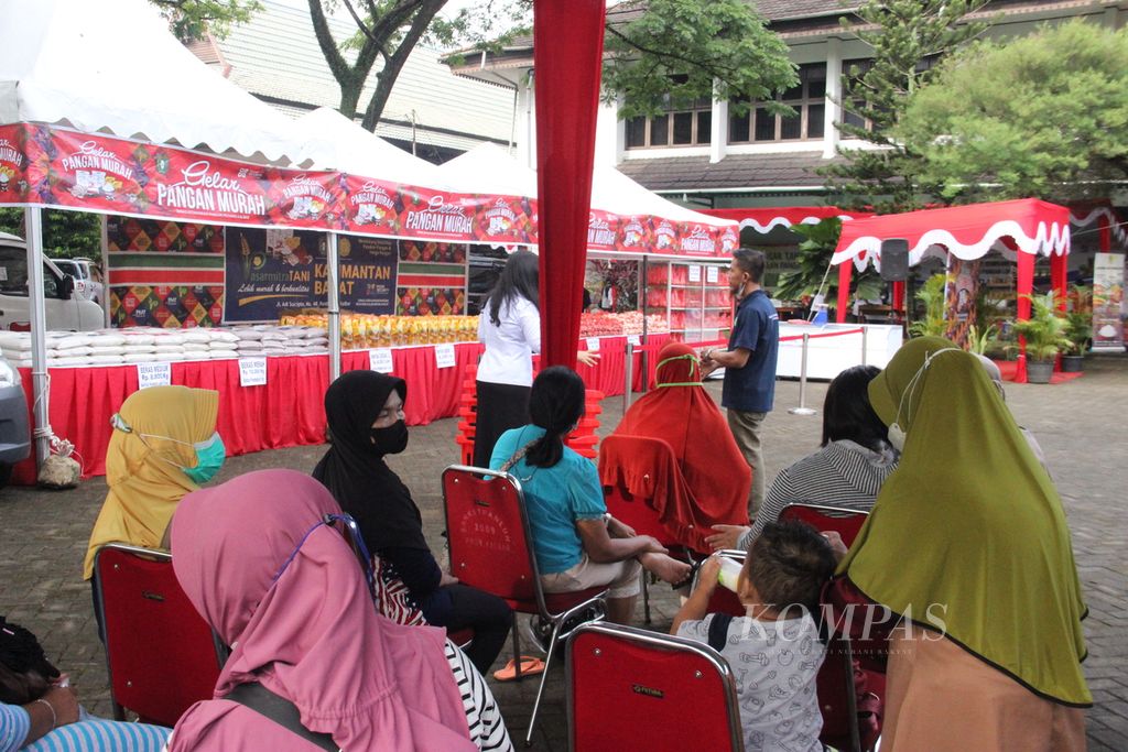 Kegiatan bertajuk Gelar Pangan Murah di halaman Kantor Dinas Ketahanan Pangan Kalimantan Barat, Pontianak, Kalbar, Rabu (13/4/2022).