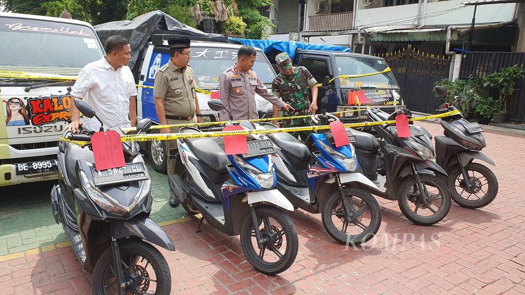 Lima sepeda motor dan tiga mobil pikap hasil curian oleh 12 orang sindikat pencuri motor asal Lampung diamankan Kepolisian Sektor Tambora, Jakarta Barat, Senin (8/5/2023). Semua motor bertipe transmisi otomatis, yaitu tiga unit berkapasitas 110 cc dan dua unit dengan kapasitas 150 cc.